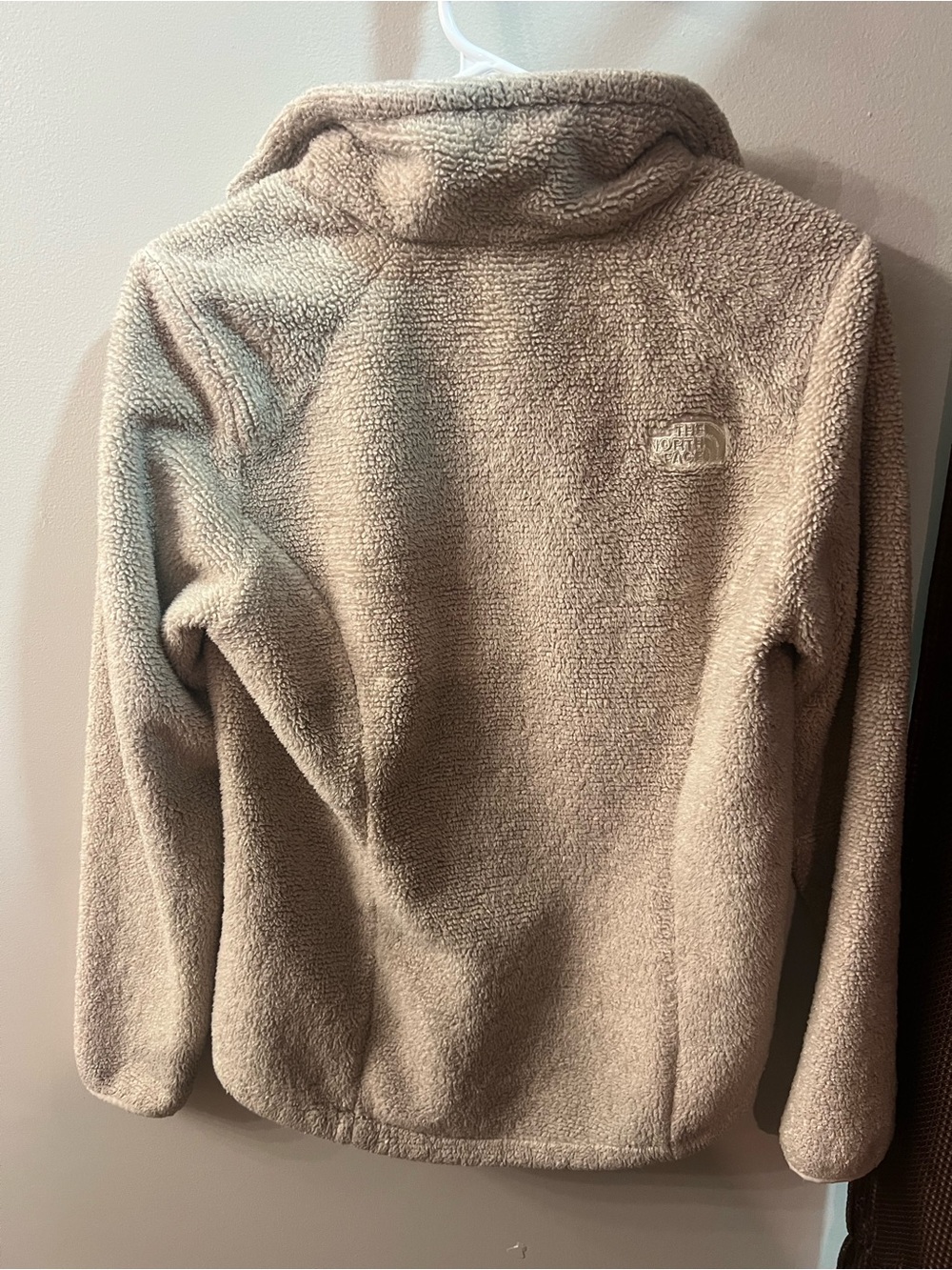 The North Face Cream Sherpa Fleece Jacket with Logo Tag - Picture 4 of 4